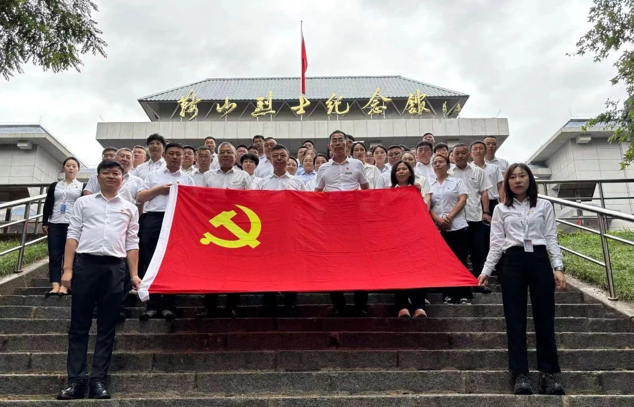 鞍勤集團(tuán)、公服集團(tuán)開(kāi)展“憶初心、強(qiáng)黨性、轉(zhuǎn)作風(fēng)、建新功”慶“七·一”主題黨日活動(dòng)